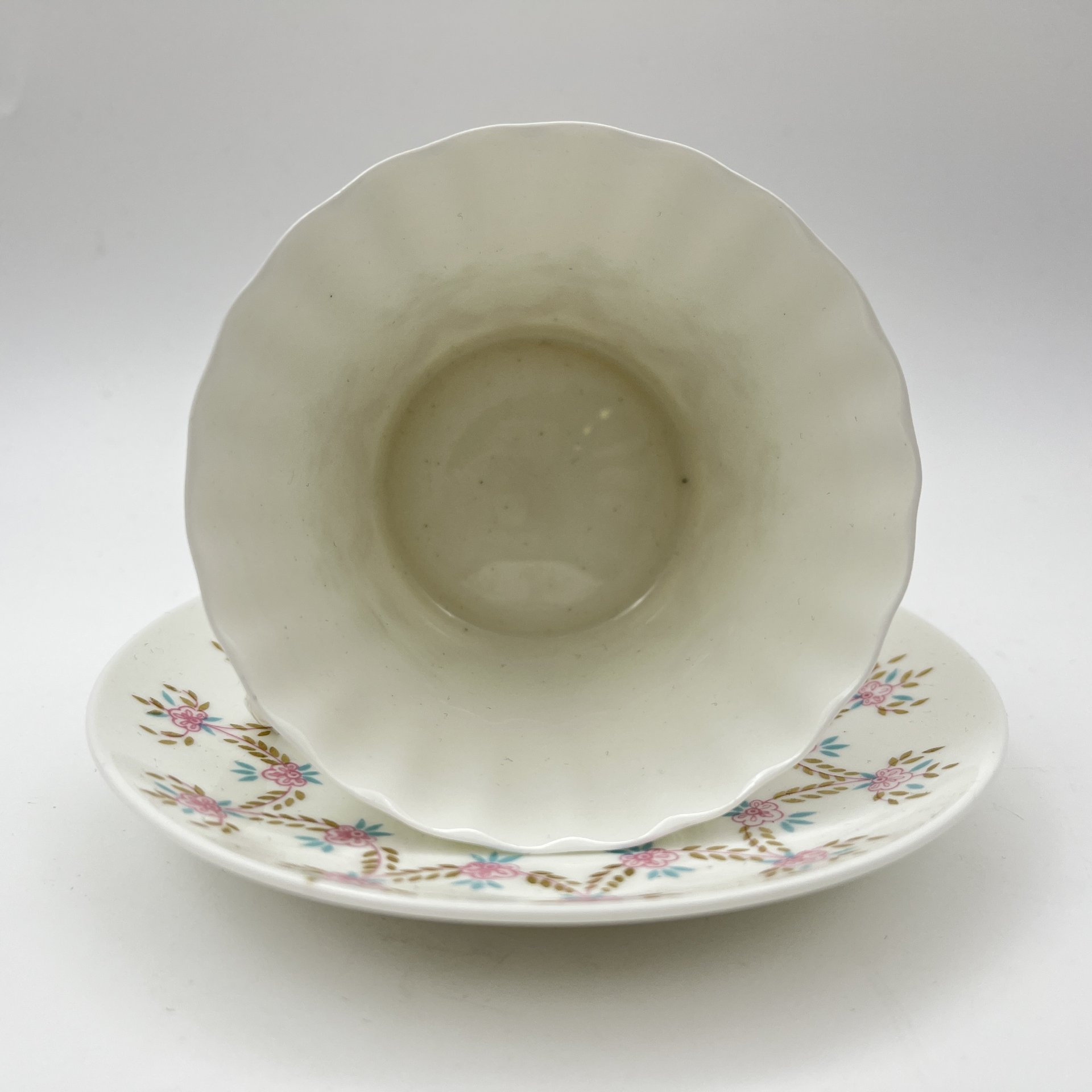 Чайная пара "Цветочная гирлянда", форма "Одуванчик", фарфор, костяной фарфор, деколь, золочение, Ленинградский фарфоровый завод (ЛФЗ), СССР, 1960-1980 гг.