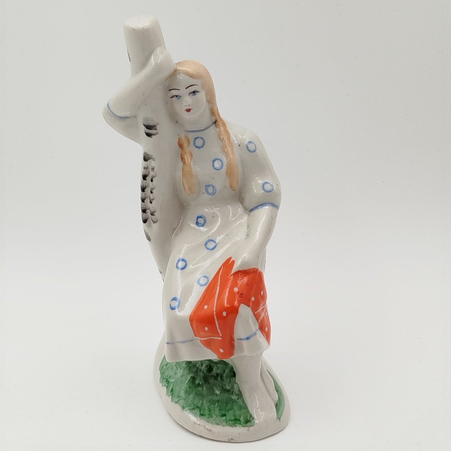 Статуэтка "Девушка у березы", фарфор, роспись, Бронницкий завод фарфоровых изделий «Возрождение», СССР, 1970-1990 гг.