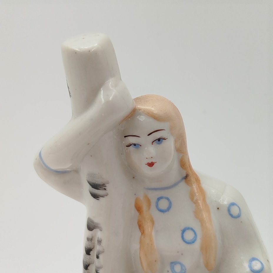 Статуэтка "Девушка у березы", фарфор, роспись, Бронницкий завод фарфоровых изделий «Возрождение», СССР, 1970-1990 гг.