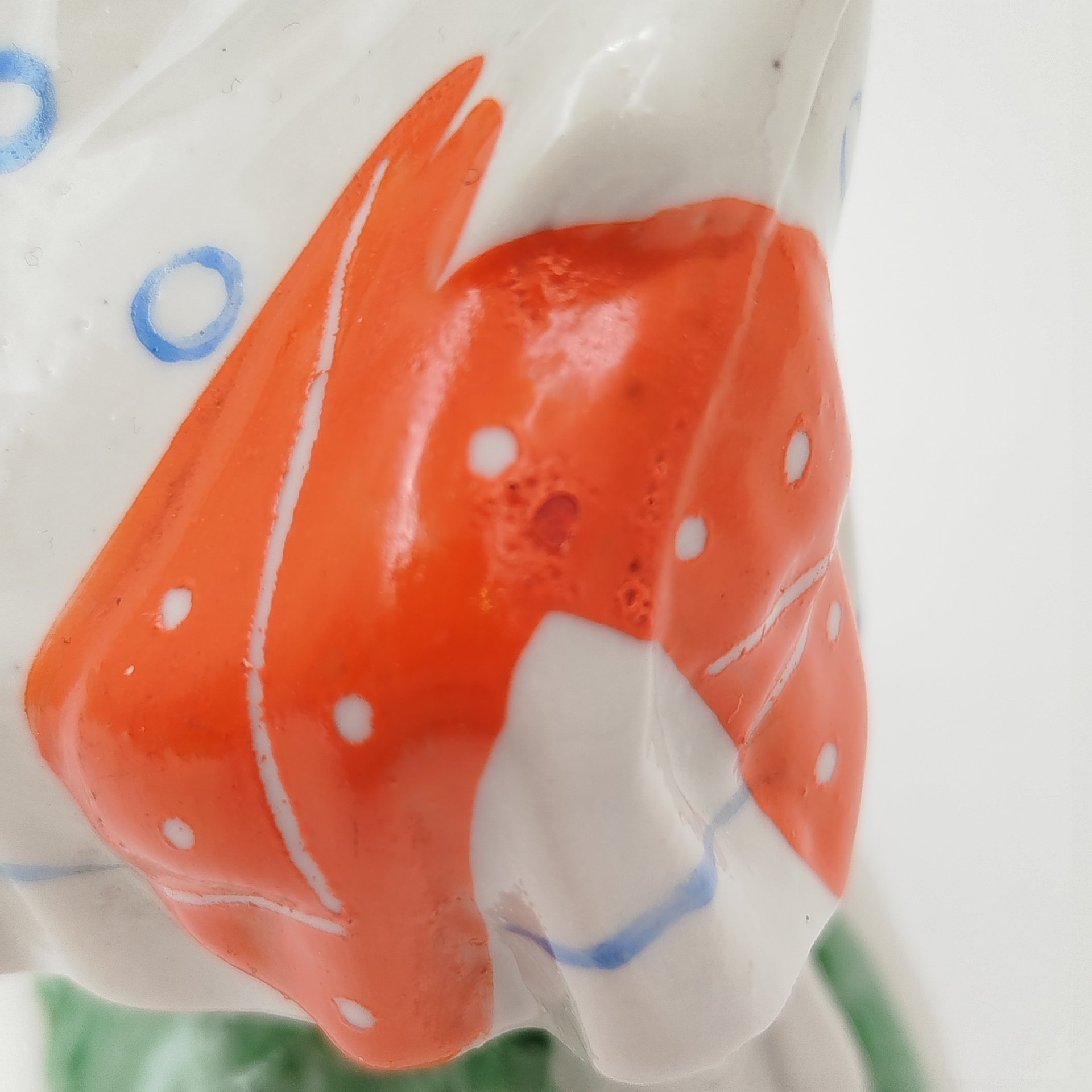 Статуэтка "Девушка у березы", фарфор, роспись, Бронницкий завод фарфоровых изделий «Возрождение», СССР, 1970-1990 гг.