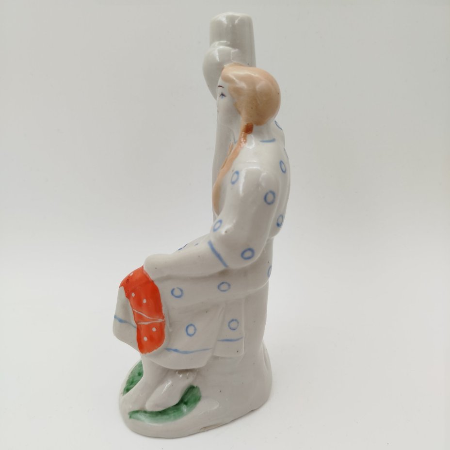 Статуэтка "Девушка у березы", фарфор, роспись, Бронницкий завод фарфоровых изделий «Возрождение», СССР, 1970-1990 гг.