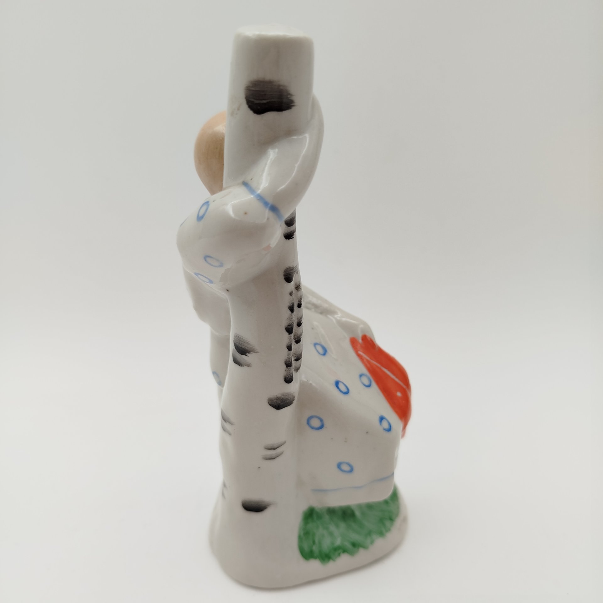 Статуэтка "Девушка у березы", фарфор, роспись, Бронницкий завод фарфоровых изделий «Возрождение», СССР, 1970-1990 гг.