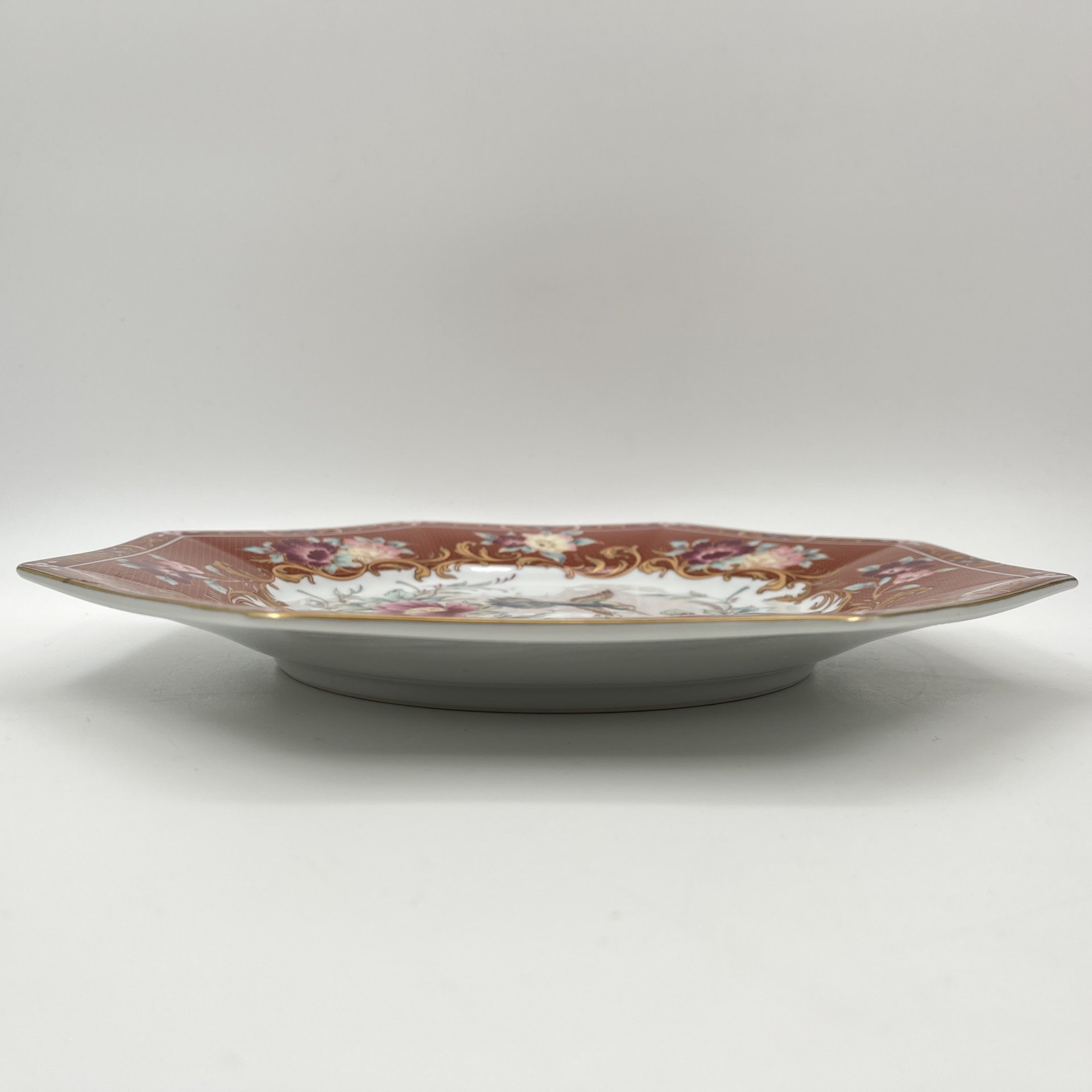 Тарелка декоративная восьмиугольной формы, украшенная изображением птиц и цветов, L'Ecrit-Vint (коммуна Профондвиль), фарфор, деколь, крытье, золочение, Бельгия, 1990-2010 гг.