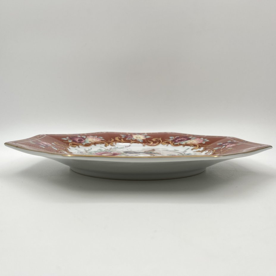 Тарелка декоративная восьмиугольной формы, украшенная изображением птиц и цветов, L'Ecrit-Vint (коммуна Профондвиль), фарфор, деколь, крытье, золочение, Бельгия, 1990-2010 гг.