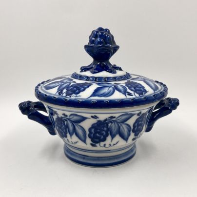 Сахарница (конфетница), украшенная растительным декором, фарфор, роспись, Объединение «Гжель», Российская Федерация, 1991-2010 гг.