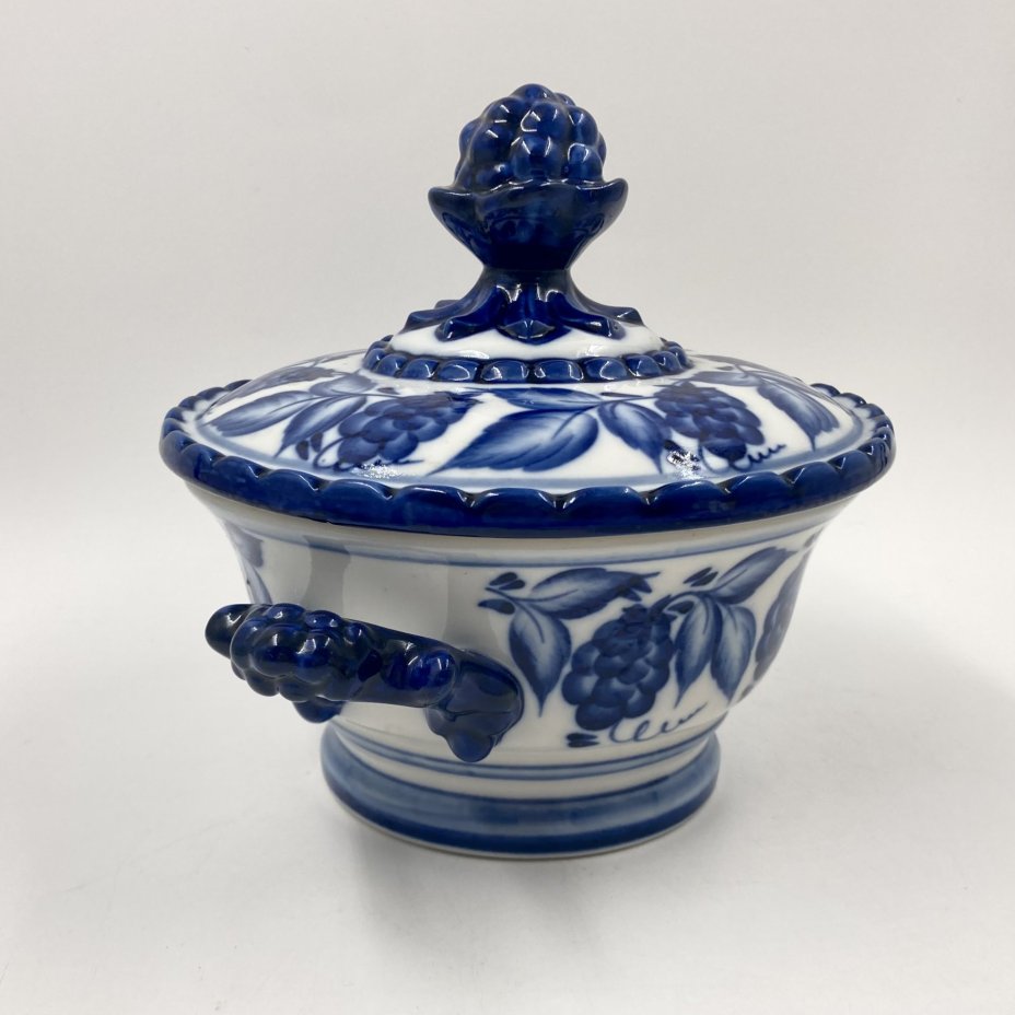 Сахарница (конфетница), украшенная растительным декором, фарфор, роспись, Объединение «Гжель», Российская Федерация, 1991-2010 гг.