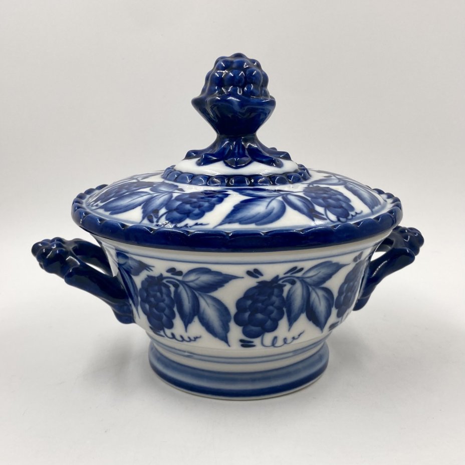 Сахарница (конфетница), украшенная растительным декором, фарфор, роспись, Объединение «Гжель», Российская Федерация, 1991-2010 гг.