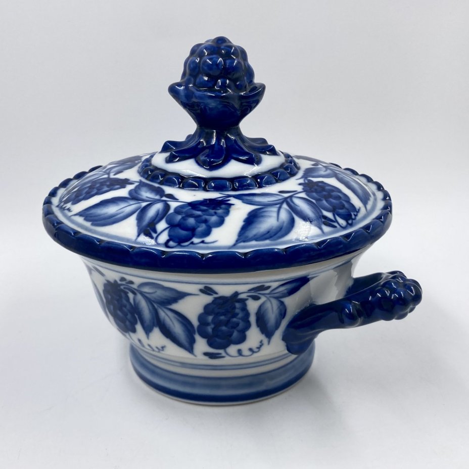 Сахарница (конфетница), украшенная растительным декором, фарфор, роспись, Объединение «Гжель», Российская Федерация, 1991-2010 гг.