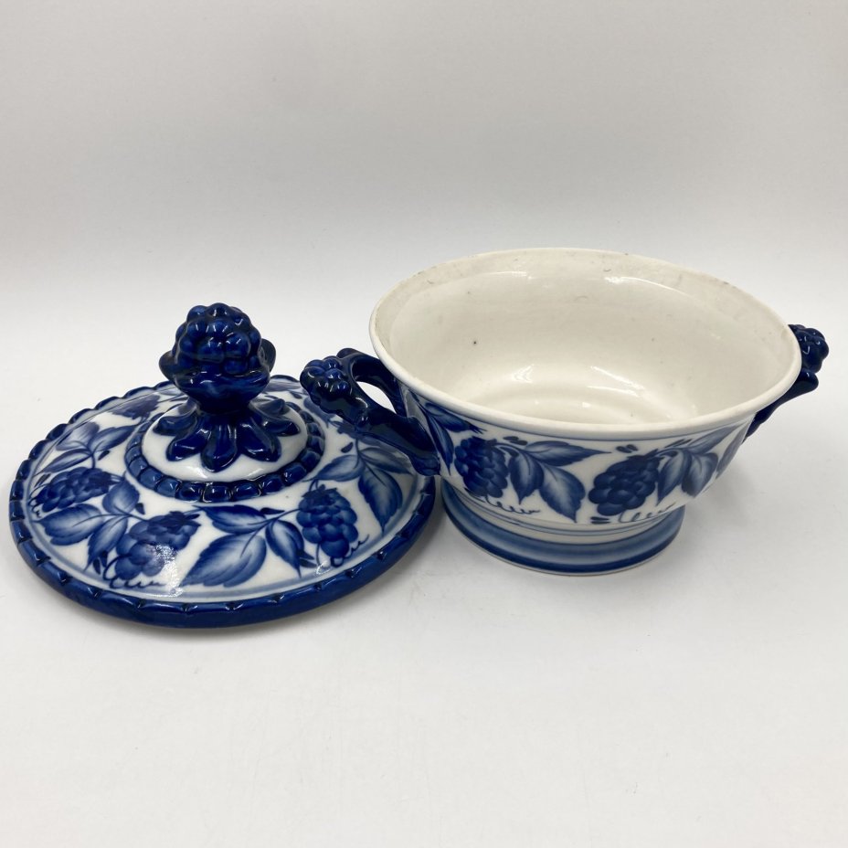 Сахарница (конфетница), украшенная растительным декором, фарфор, роспись, Объединение «Гжель», Российская Федерация, 1991-2010 гг.