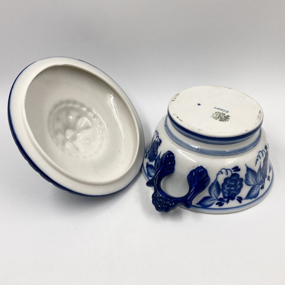 Сахарница (конфетница), украшенная растительным декором, фарфор, роспись, Объединение «Гжель», Российская Федерация, 1991-2010 гг.