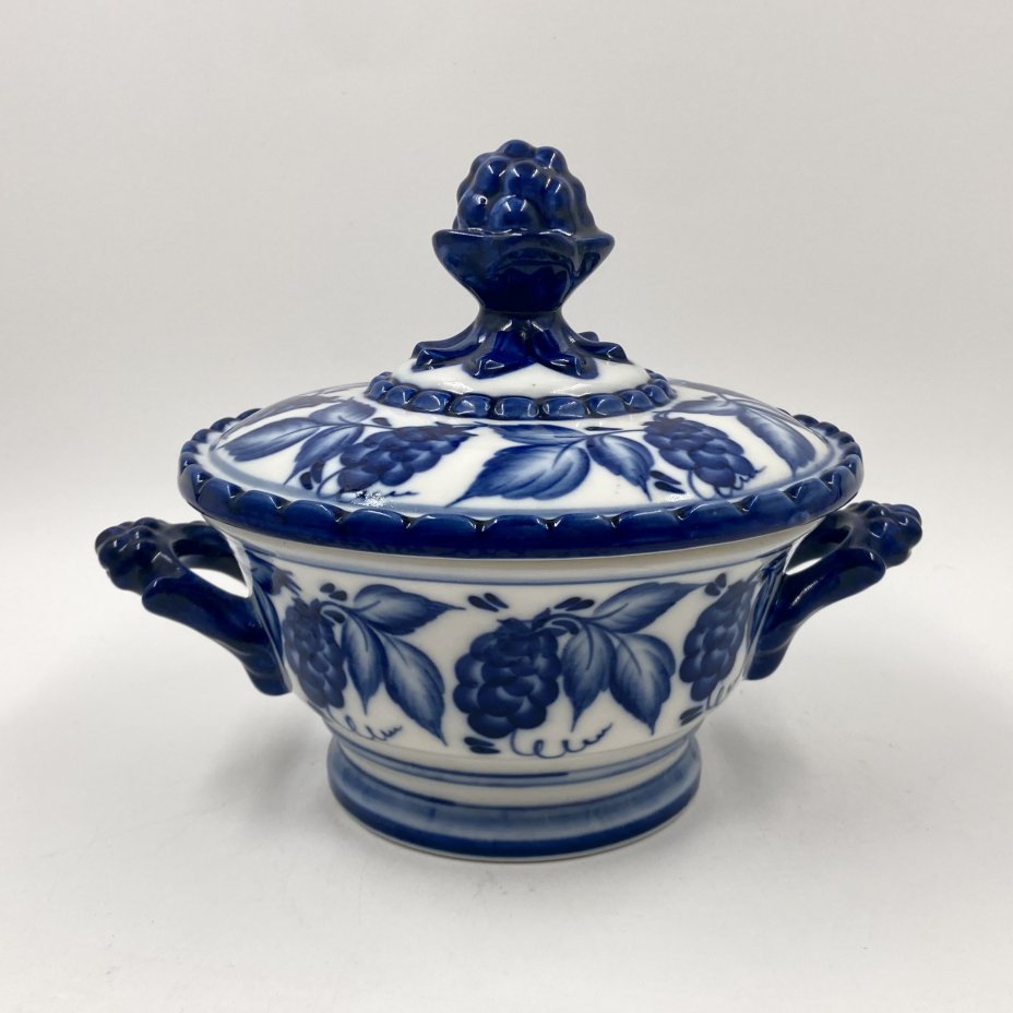 Сахарница (конфетница), украшенная растительным декором, фарфор, роспись, Объединение «Гжель», Российская Федерация, 1991-2010 гг., Объединение «Гжель»