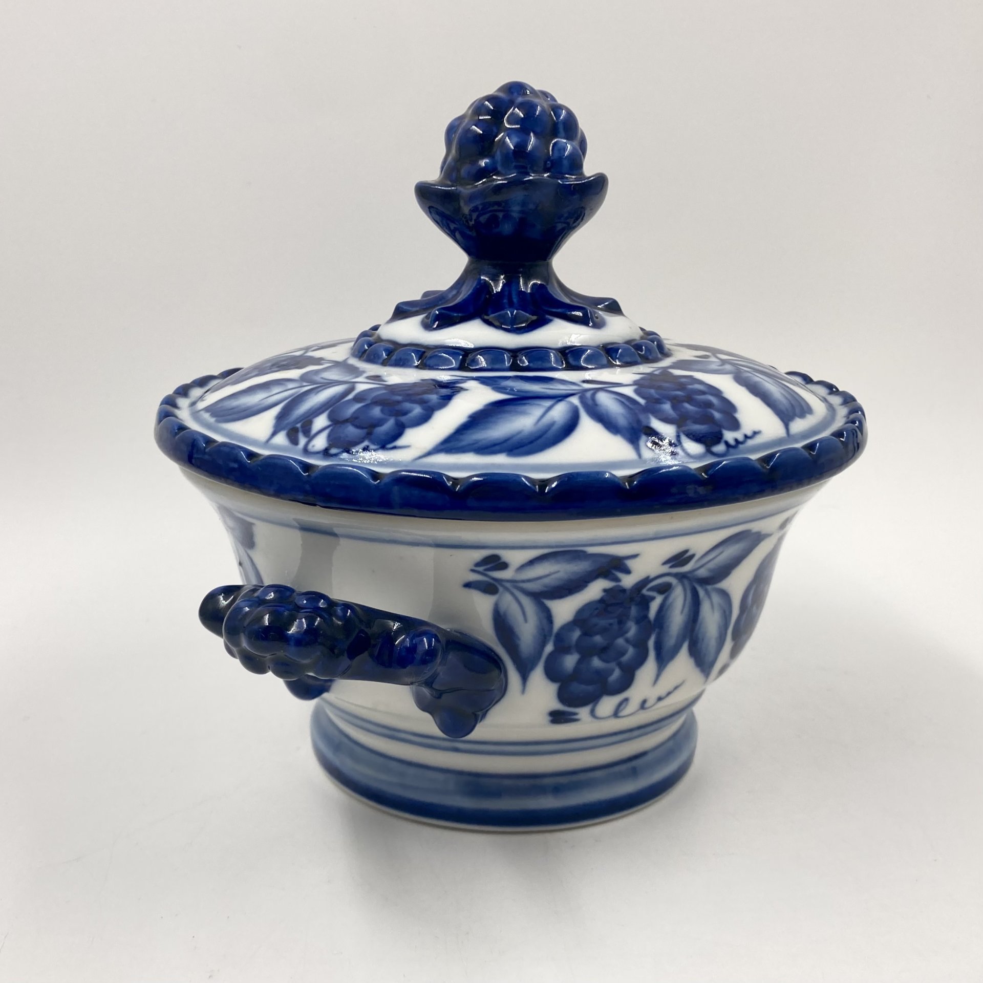 Сахарница (конфетница), украшенная растительным декором, фарфор, роспись, Объединение «Гжель», Российская Федерация, 1991-2010 гг., Объединение «Гжель»