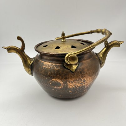 Чайник (котелок), украшенный ритмичным чеканным узором, с двумя носиками