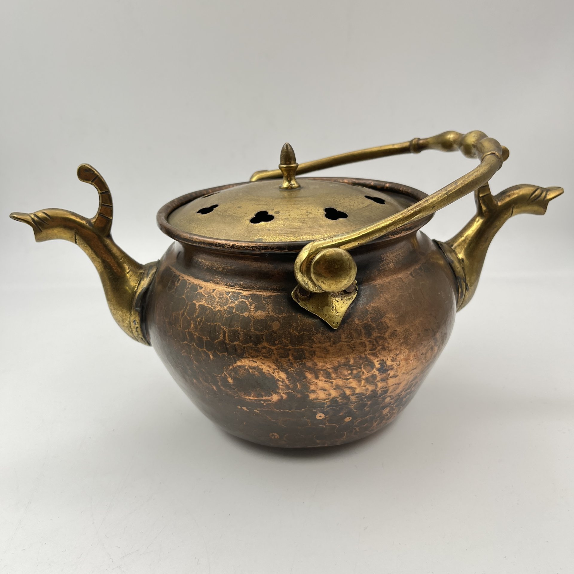 Чайник (котелок), украшенный ритмичным чеканным узором, с двумя носиками