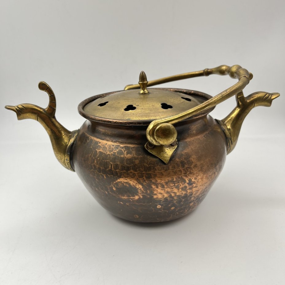 Чайник (котелок), украшенный ритмичным чеканным узором, с двумя носиками