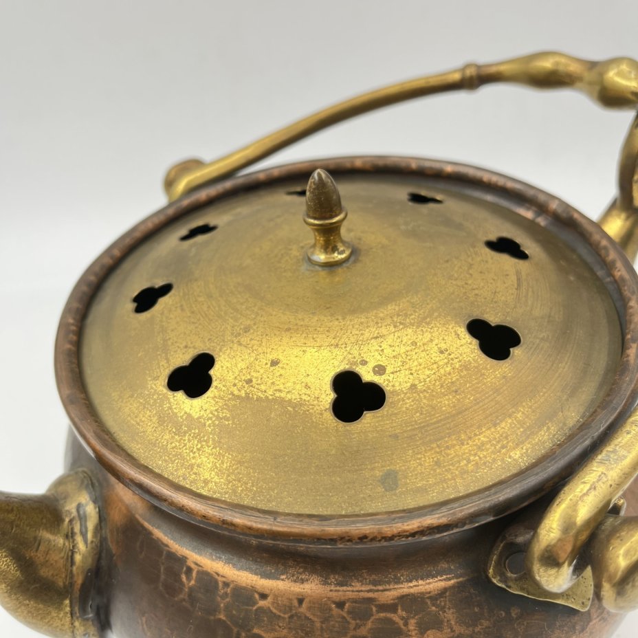 Чайник (котелок), украшенный ритмичным чеканным узором, с двумя носиками