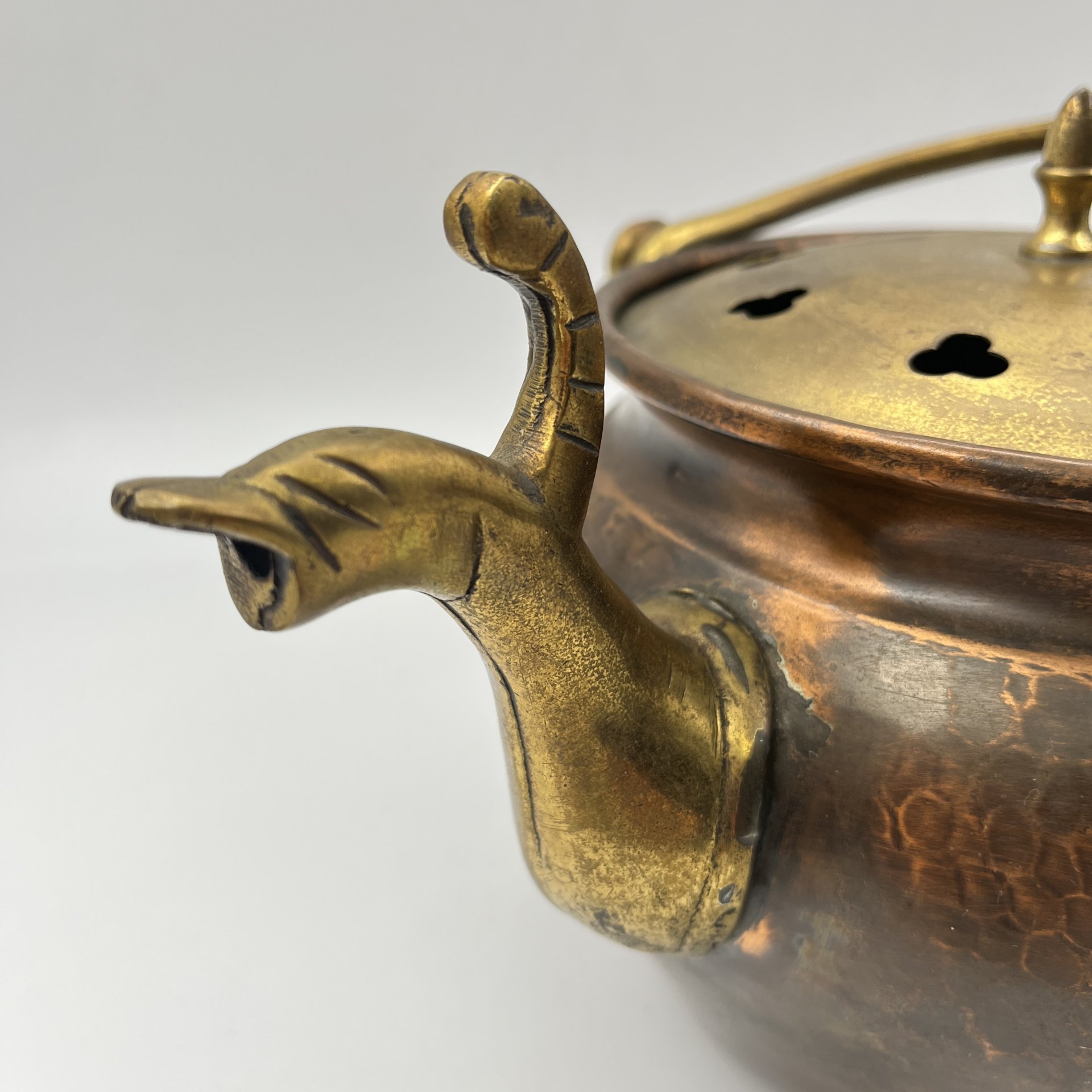 Чайник (котелок), украшенный ритмичным чеканным узором, с двумя носиками