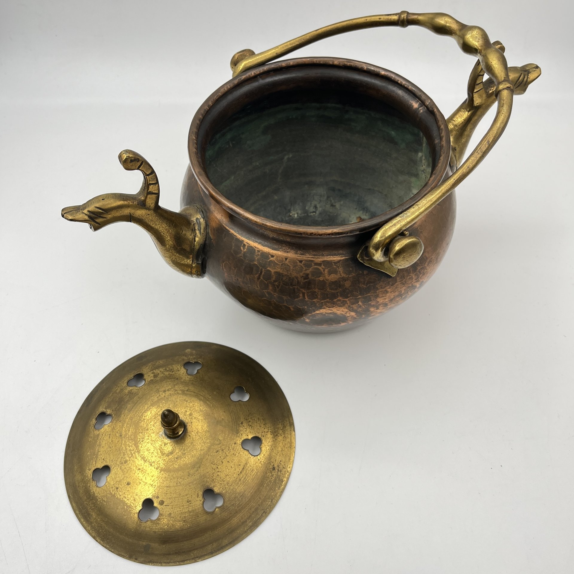 Чайник (котелок), украшенный ритмичным чеканным узором, с двумя носиками