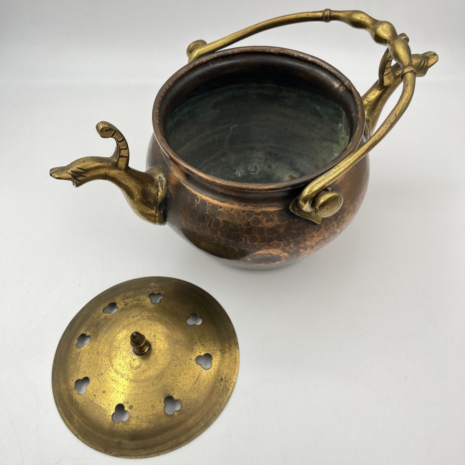 Чайник (котелок), украшенный ритмичным чеканным узором, с двумя носиками