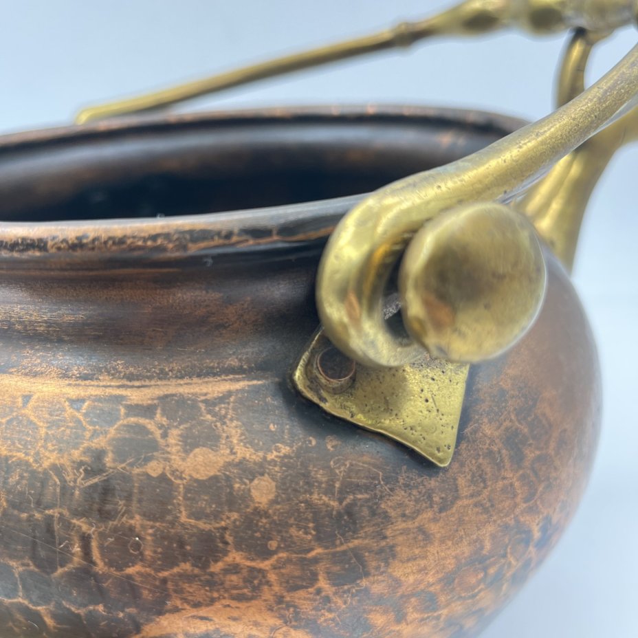 Чайник (котелок), украшенный ритмичным чеканным узором, с двумя носиками