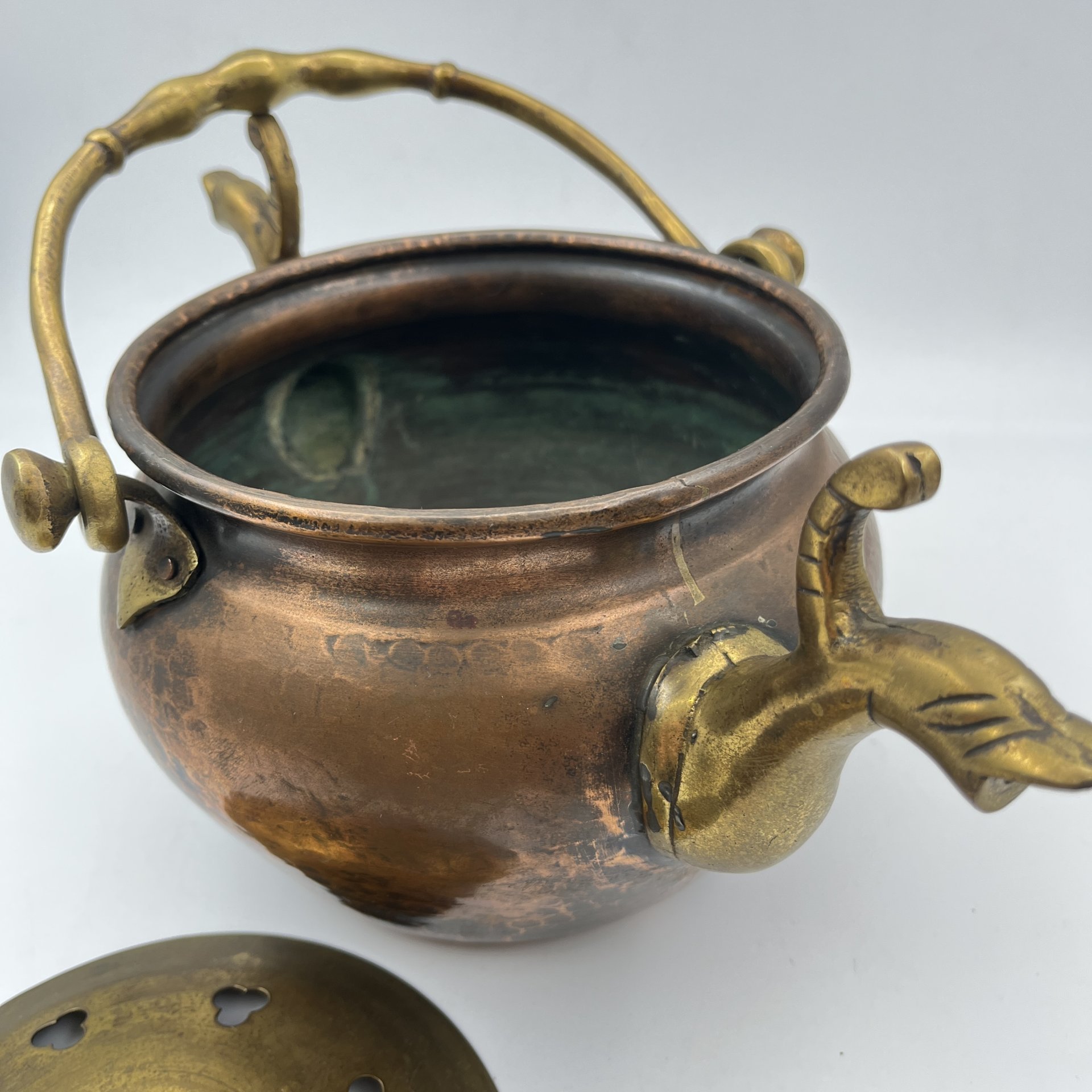 Чайник (котелок), украшенный ритмичным чеканным узором, с двумя носиками