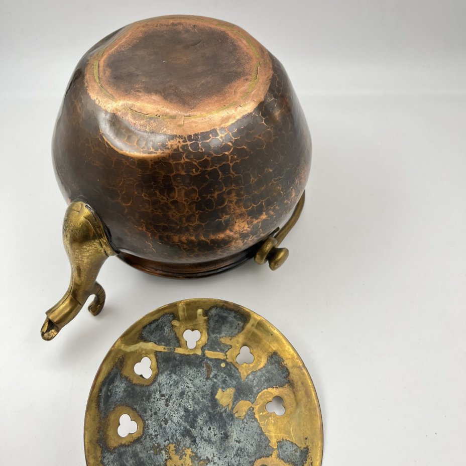 Чайник (котелок), украшенный ритмичным чеканным узором, с двумя носиками