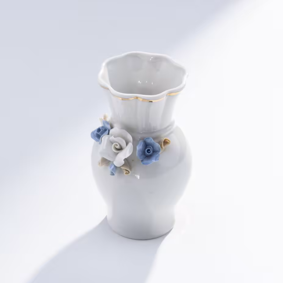 Вазочка декорированная лепными розами, фарфор, СССР, 1980-1990 гг.