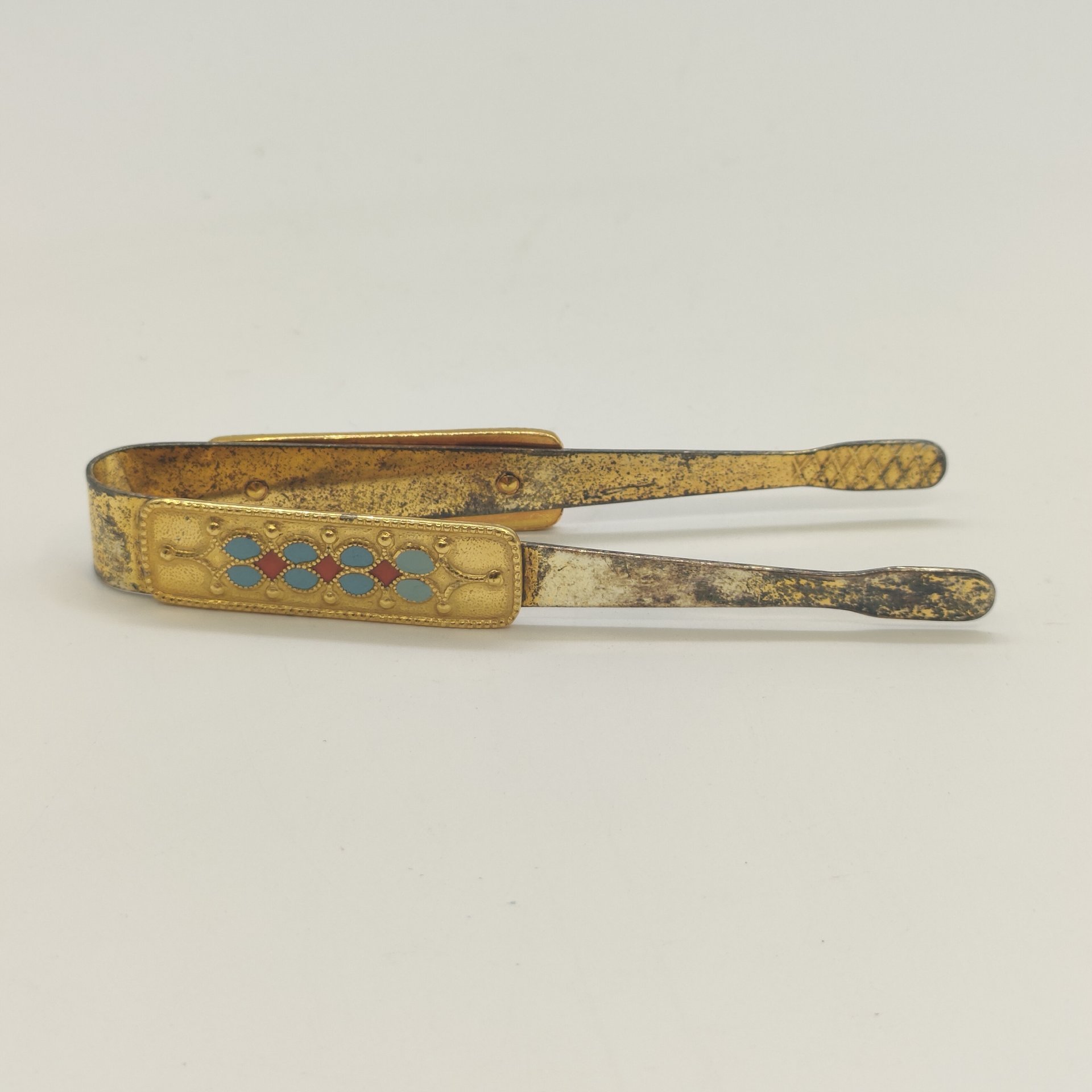 Щипцы для сахара, мельхиор (медь-никель), золочение, перегородчатая эмаль, Ленинградское производственное объединение «Русские самоцветы», СССР, 1972-1991 гг.