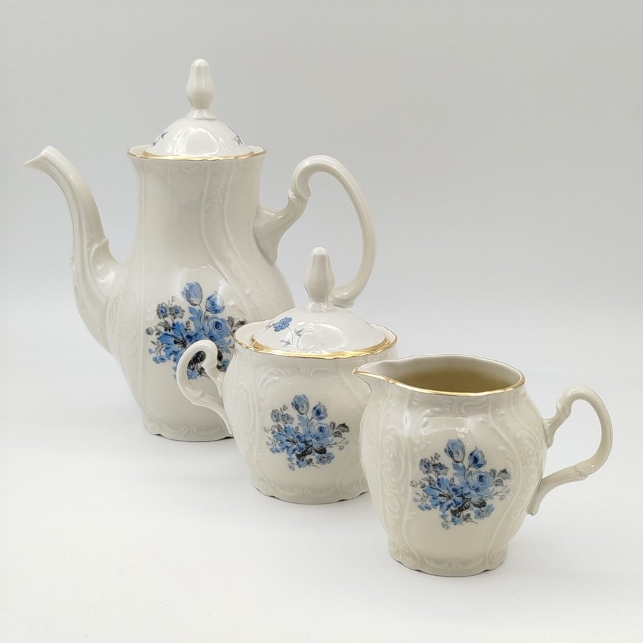 Сервиз кофейный на 6 персон цвета слоновой кости с декором в виде голубых цветов (предметов), фарфор, деколь, золочение, Bernadotte, Чехословакия, 1960-1990 гг.