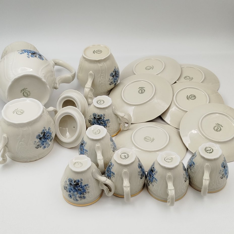 Сервиз кофейный на 6 персон цвета слоновой кости с декором в виде голубых цветов (предметов), фарфор, деколь, золочение, Bernadotte, Чехословакия, 1960-1990 гг.