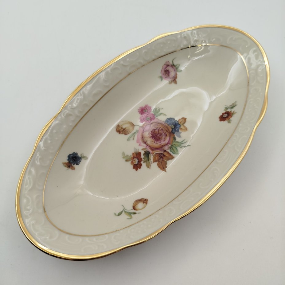 Блюдо овальной формы с цветочным декором, Kjøbenhavns Porcellains Maleri (KPM), фарфор, деколь, золочение, Дания, 1924-1960 гг.