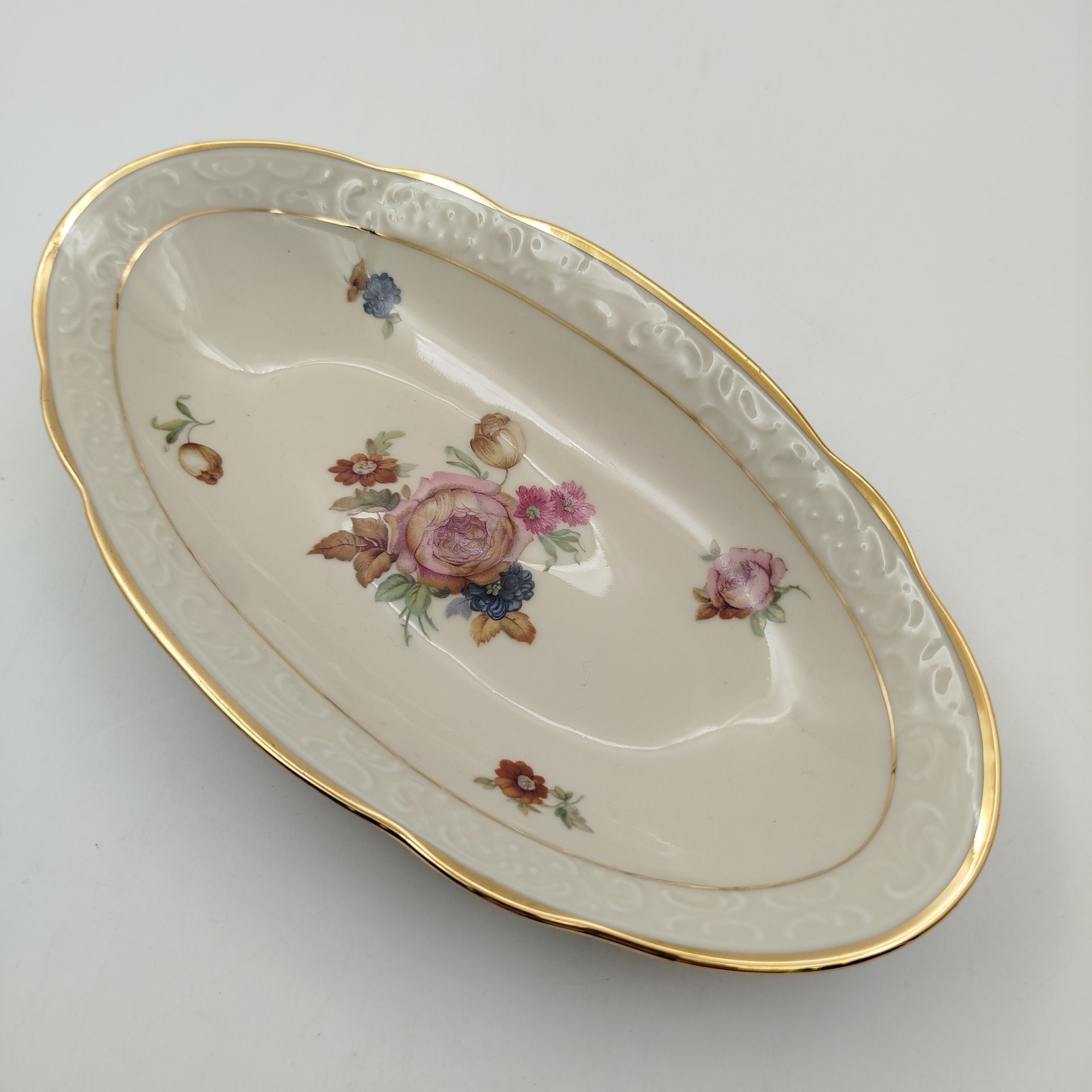 Блюдо овальной формы с цветочным декором, Kjøbenhavns Porcellains Maleri (KPM), фарфор, деколь, золочение, Дания, 1924-1960 гг.
