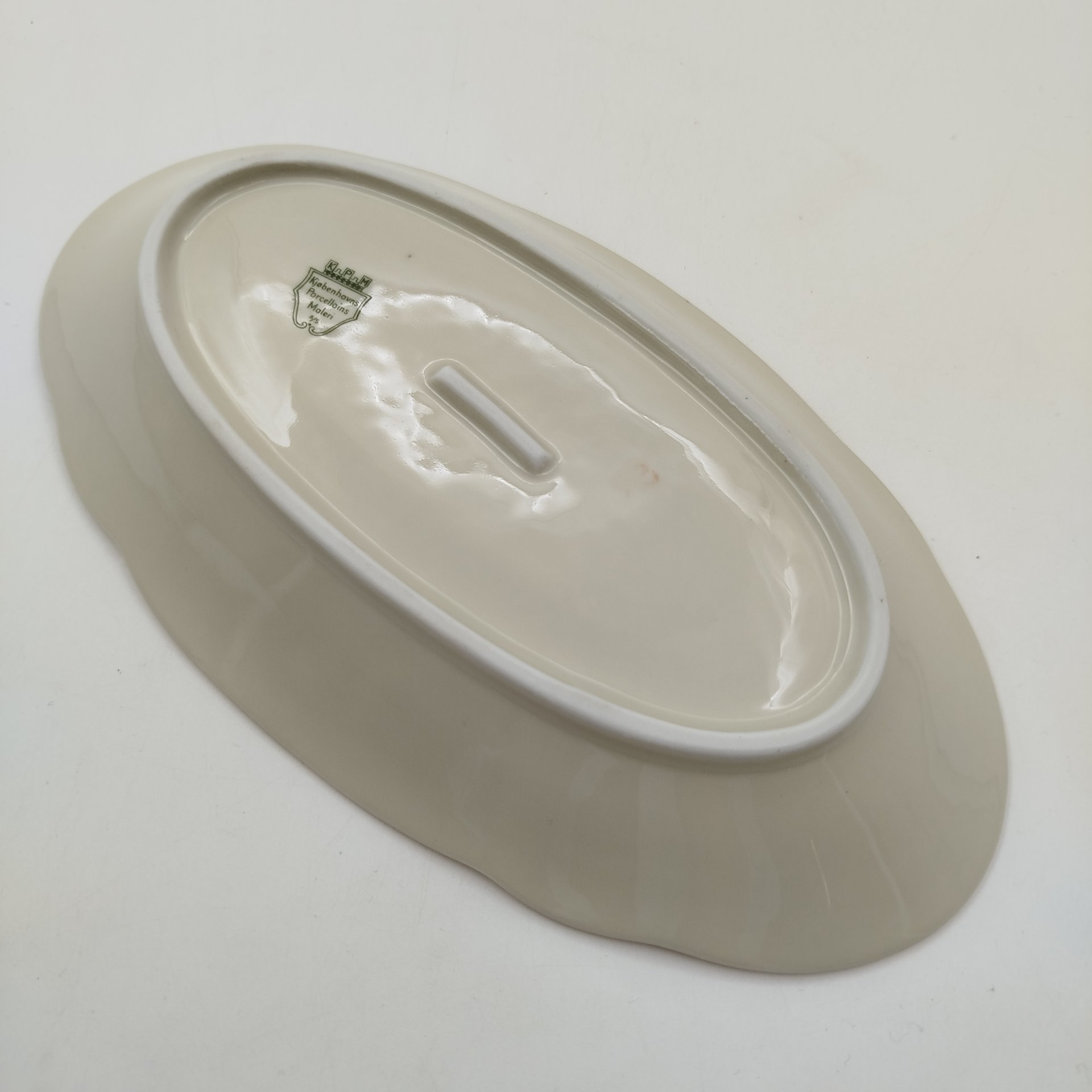 Блюдо овальной формы с цветочным декором, Kjøbenhavns Porcellains Maleri (KPM), фарфор, деколь, золочение, Дания, 1924-1960 гг.