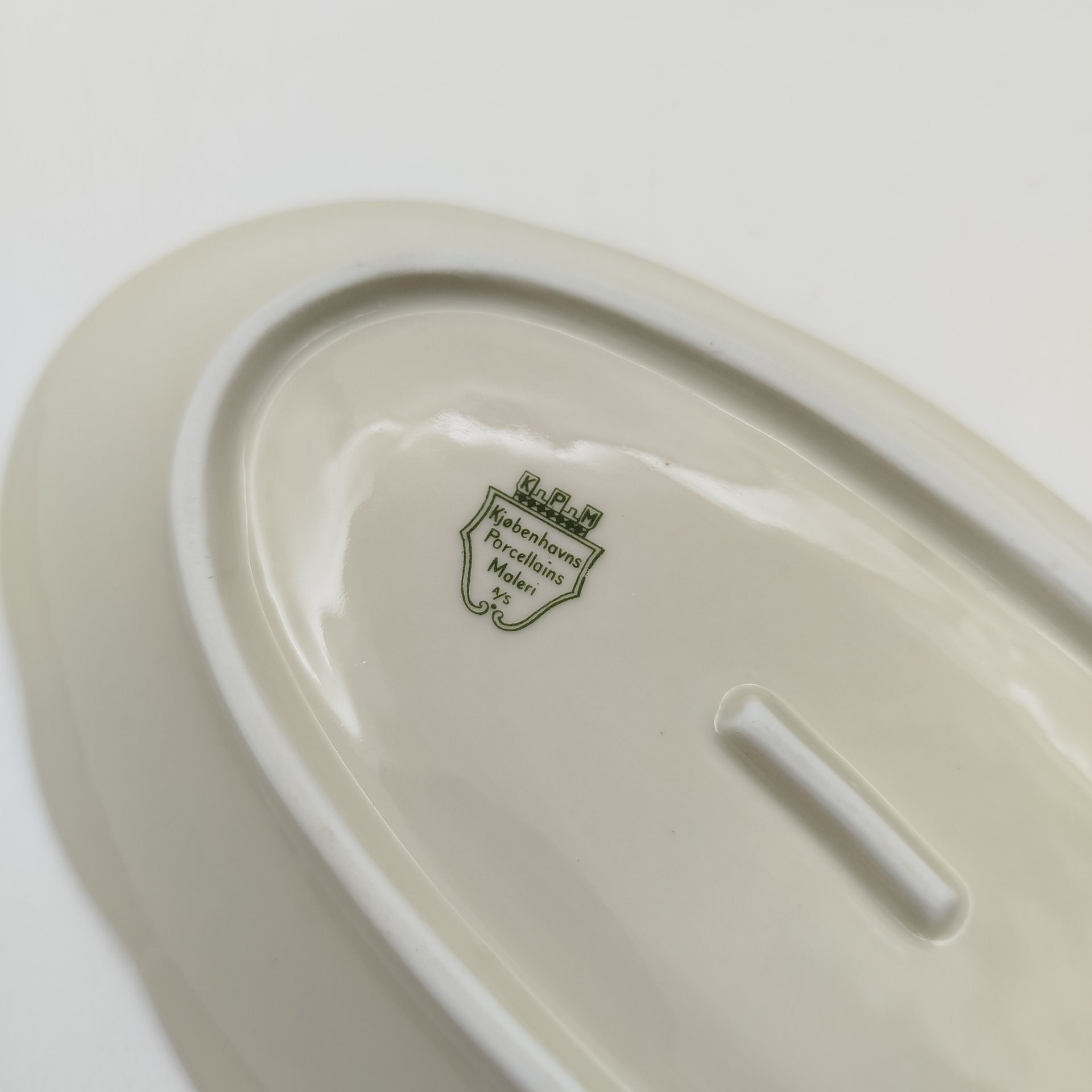Блюдо овальной формы с цветочным декором, Kjøbenhavns Porcellains Maleri (KPM), фарфор, деколь, золочение, Дания, 1924-1960 гг.
