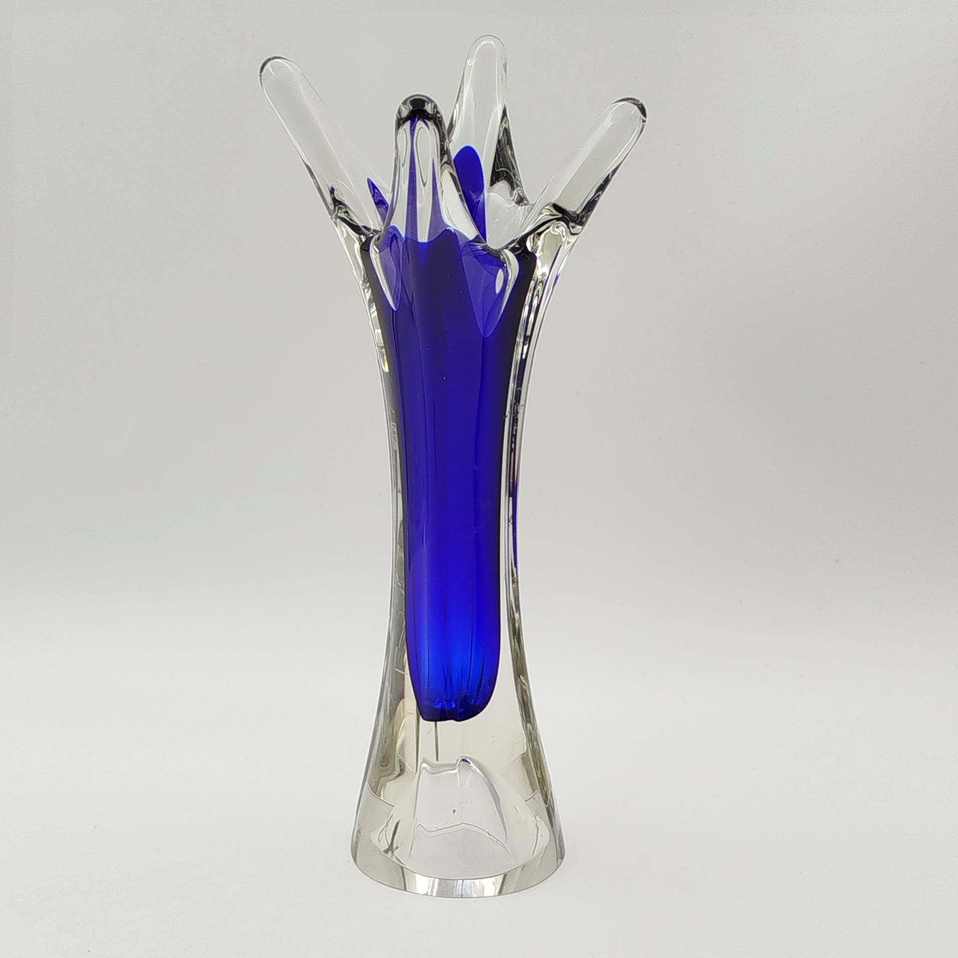 Ваза для цветов оригинальной четырёхконечной формы, стекло, двухслойное, гутная техника, Ливанский стекольный завод, СССР, 1960-1980 гг.