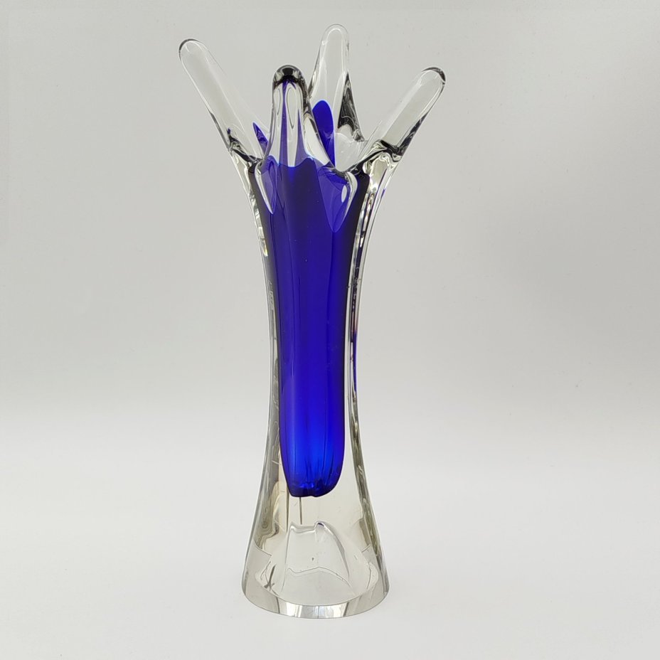 Ваза для цветов оригинальной четырёхконечной формы, стекло, двухслойное, гутная техника, Ливанский стекольный завод, СССР, 1960-1980 гг.