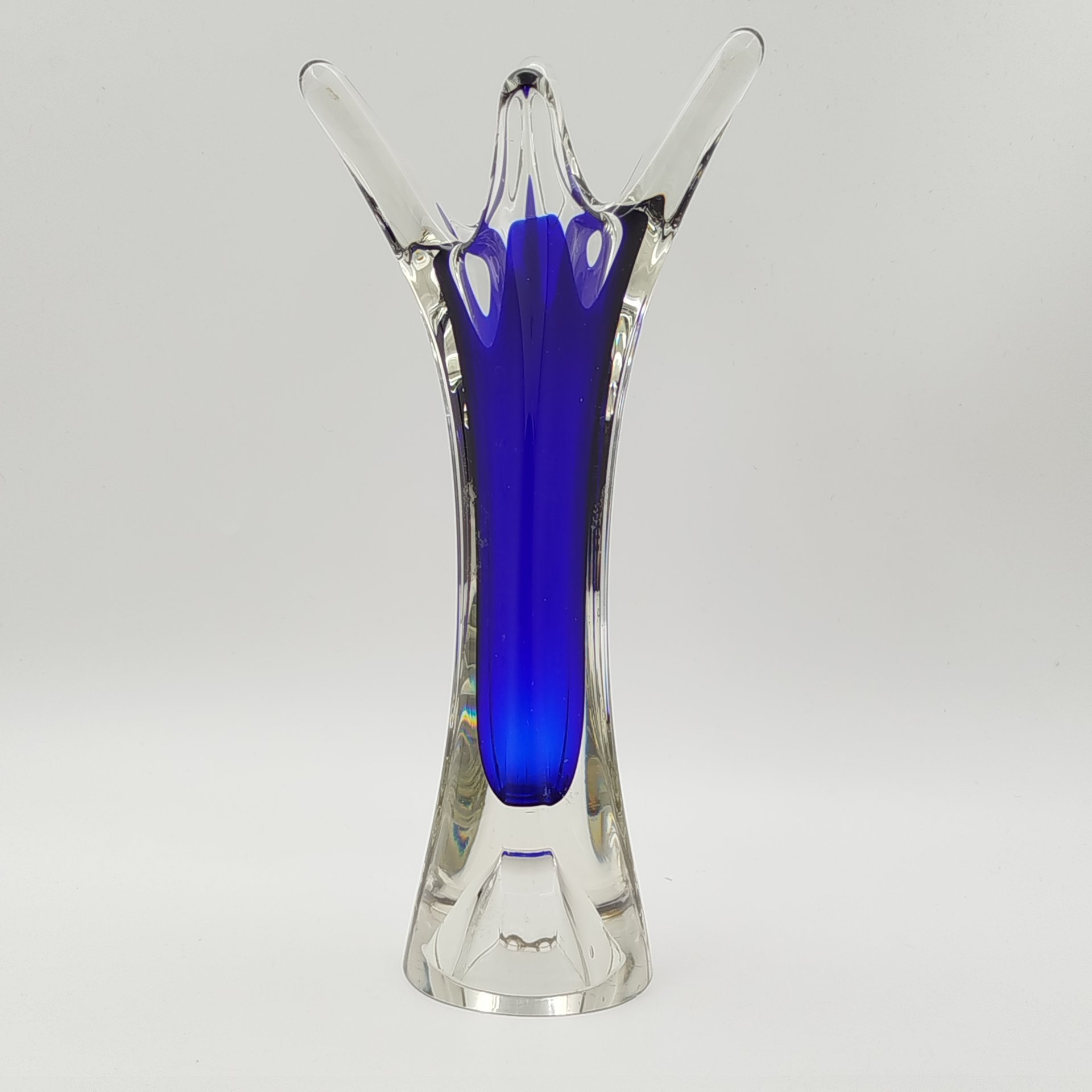 Ваза для цветов оригинальной четырёхконечной формы, стекло, двухслойное, гутная техника, Ливанский стекольный завод, СССР, 1960-1980 гг.