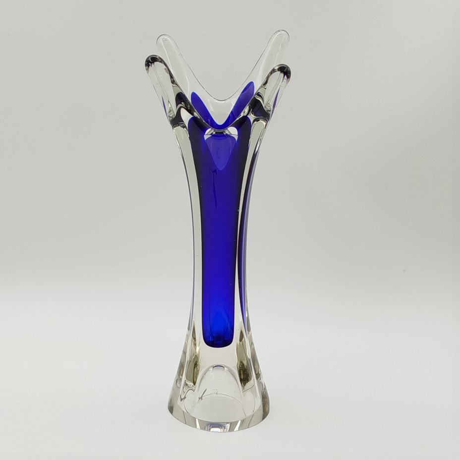 Ваза для цветов оригинальной четырёхконечной формы, стекло, двухслойное, гутная техника, Ливанский стекольный завод, СССР, 1960-1980 гг.