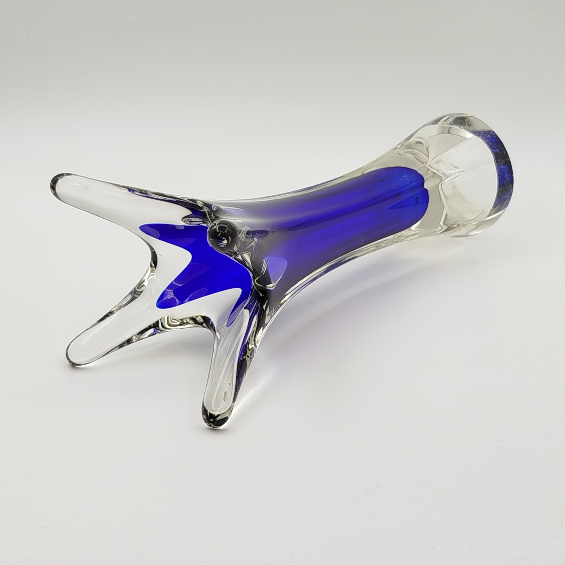 Ваза для цветов оригинальной четырёхконечной формы, стекло, двухслойное, гутная техника, Ливанский стекольный завод, СССР, 1960-1980 гг.