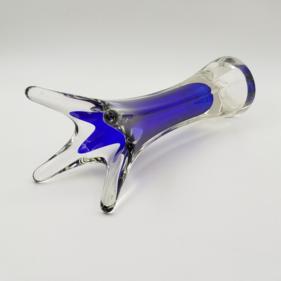 Ваза для цветов оригинальной четырёхконечной формы, стекло, двухслойное, гутная техника, Ливанский стекольный завод, СССР, 1960-1980 гг.