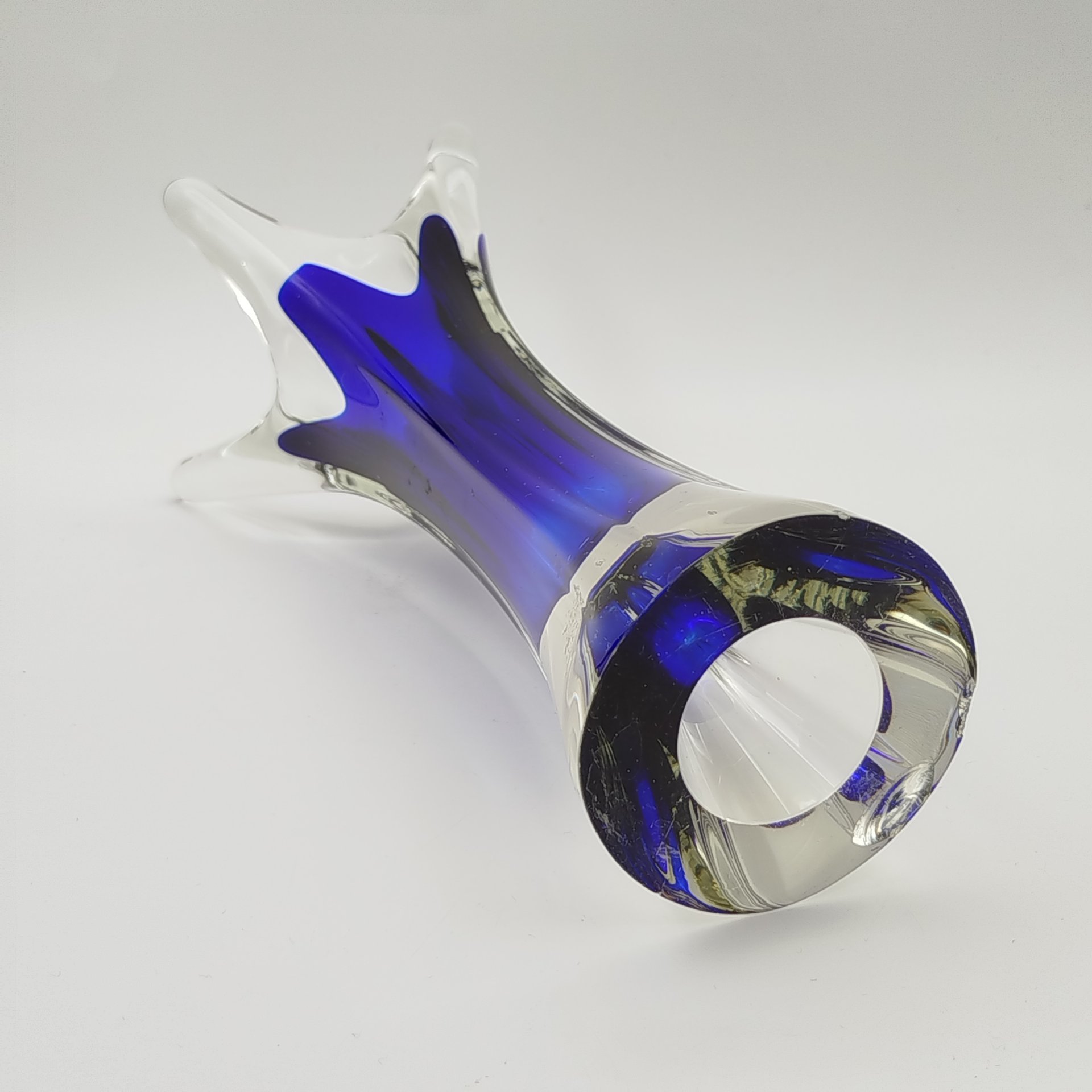 Ваза для цветов оригинальной четырёхконечной формы, стекло, двухслойное, гутная техника, Ливанский стекольный завод, СССР, 1960-1980 гг.