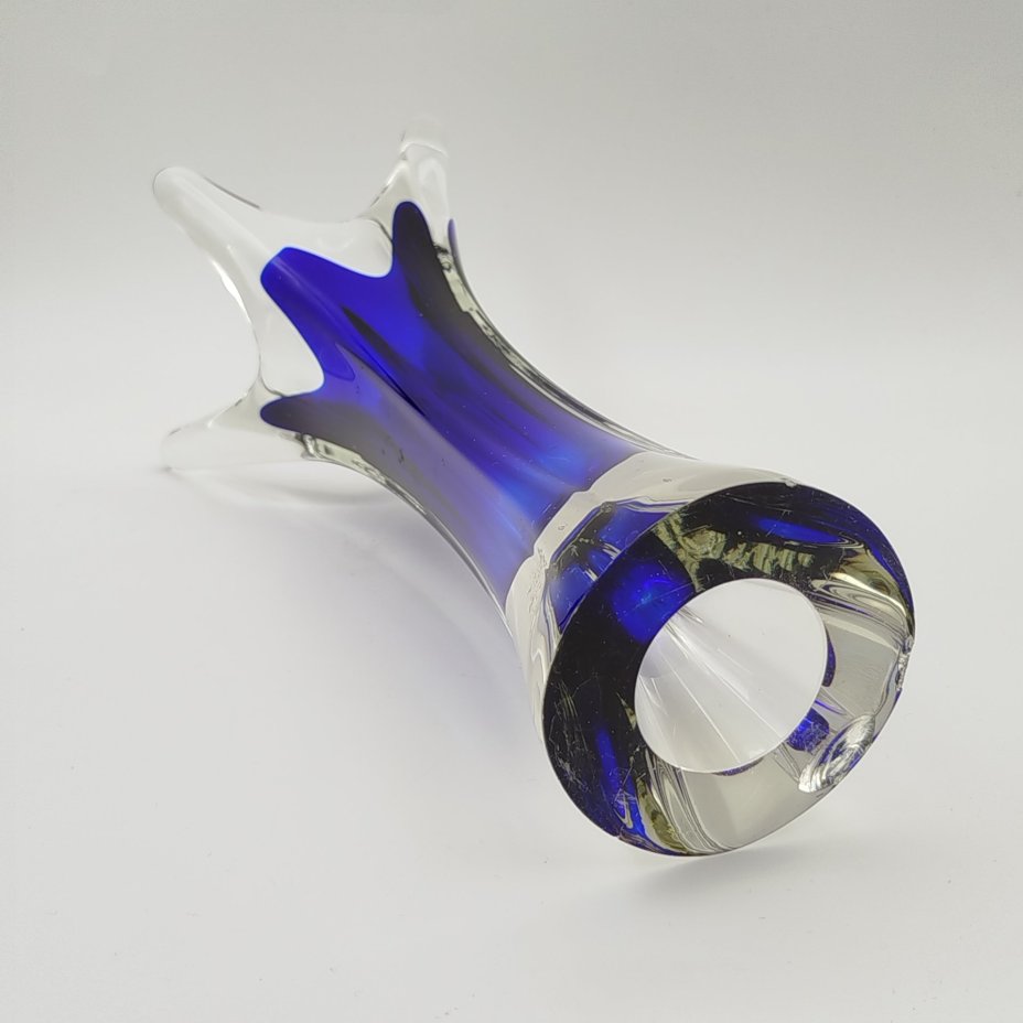 Ваза для цветов оригинальной четырёхконечной формы, стекло, двухслойное, гутная техника, Ливанский стекольный завод, СССР, 1960-1980 гг.