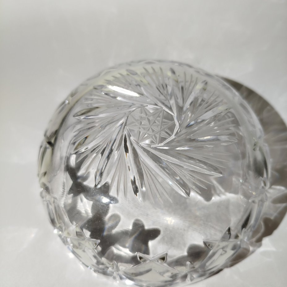 Конфетница с резным декором