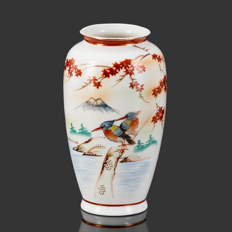 Ваза миниатюрная "Гора Фудзи и клен" ("Сезон Момидзигари"), фарфор, аэрограф, штамповка, подрисовка, золочение, Япония, 1960-1980 гг.