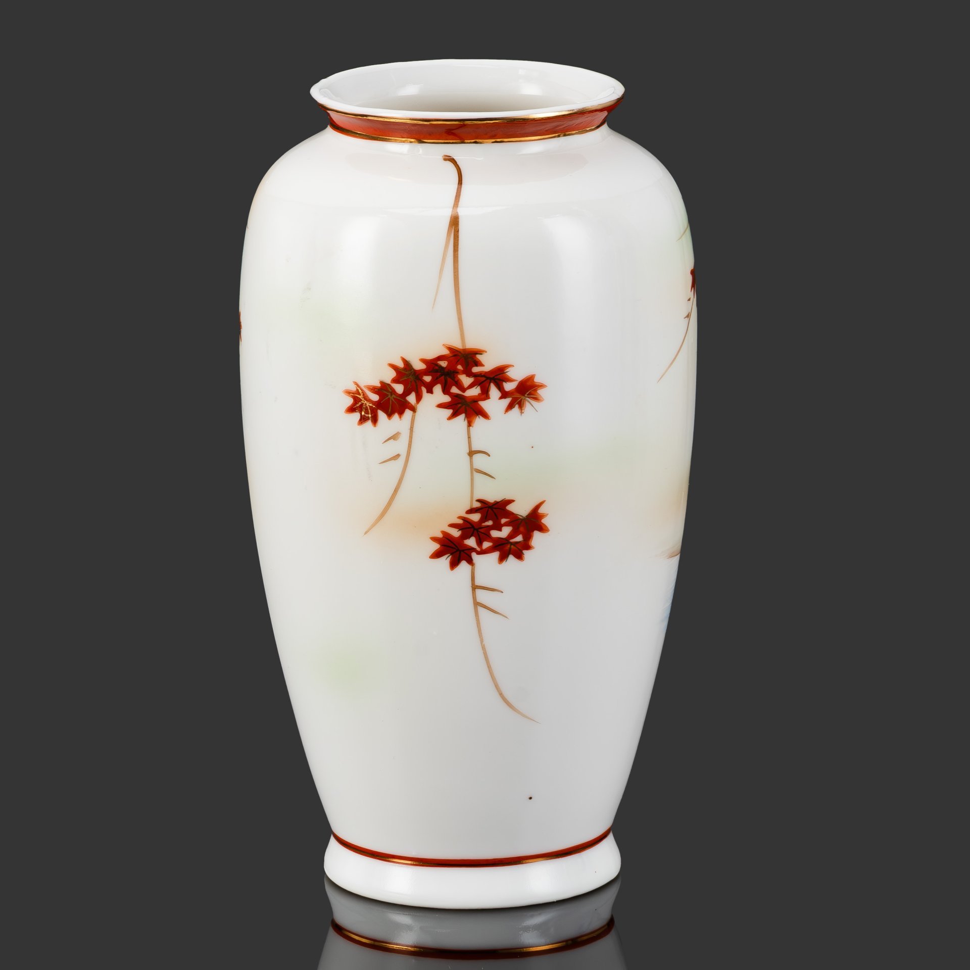 Ваза миниатюрная "Гора Фудзи и клен" ("Сезон Момидзигари"), фарфор, аэрограф, штамповка, подрисовка, золочение, Япония, 1960-1980 гг.