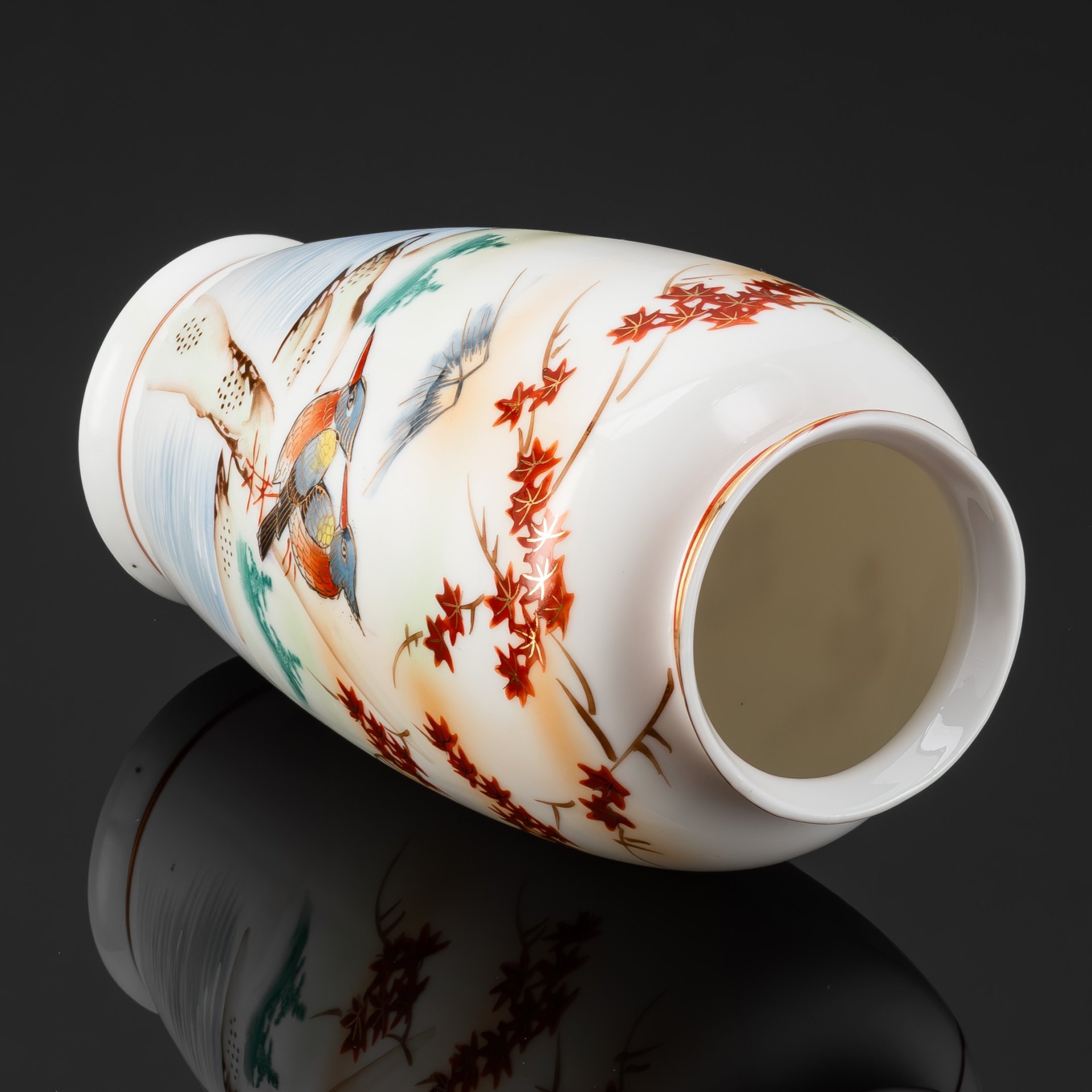 Ваза миниатюрная "Гора Фудзи и клен" ("Сезон Момидзигари"), фарфор, аэрограф, штамповка, подрисовка, золочение, Япония, 1960-1980 гг.