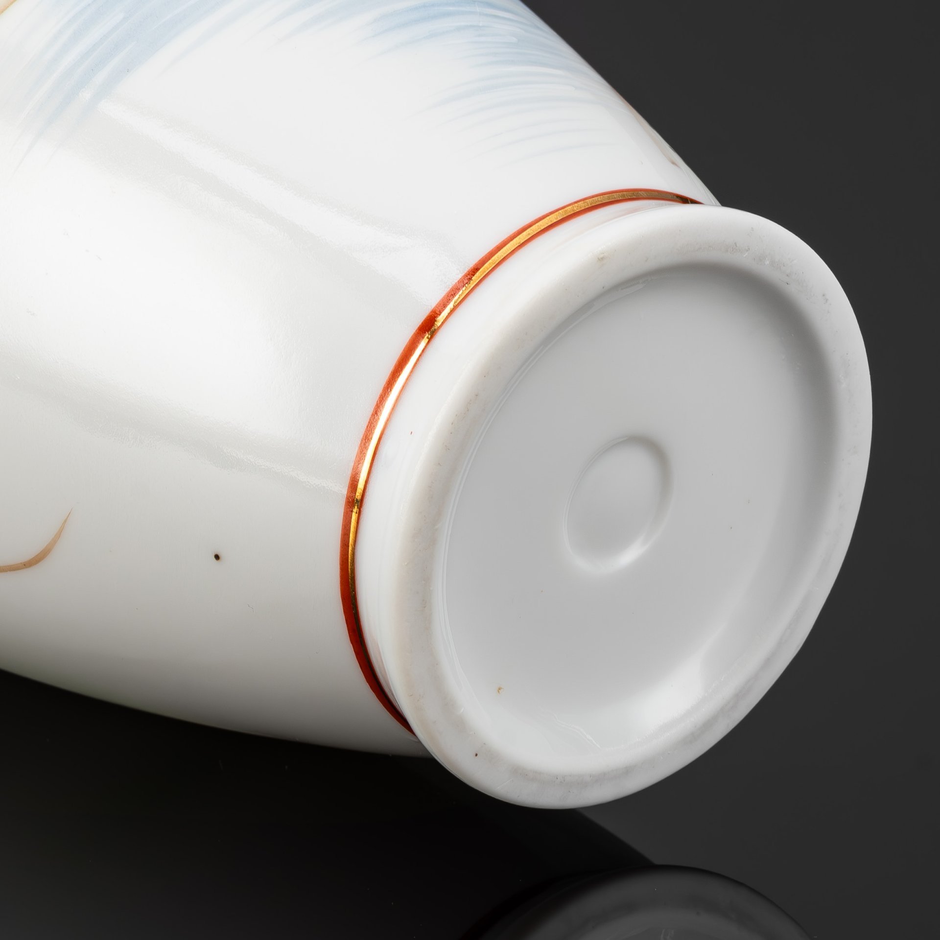 Ваза миниатюрная "Гора Фудзи и клен" ("Сезон Момидзигари"), фарфор, аэрограф, штамповка, подрисовка, золочение, Япония, 1960-1980 гг.