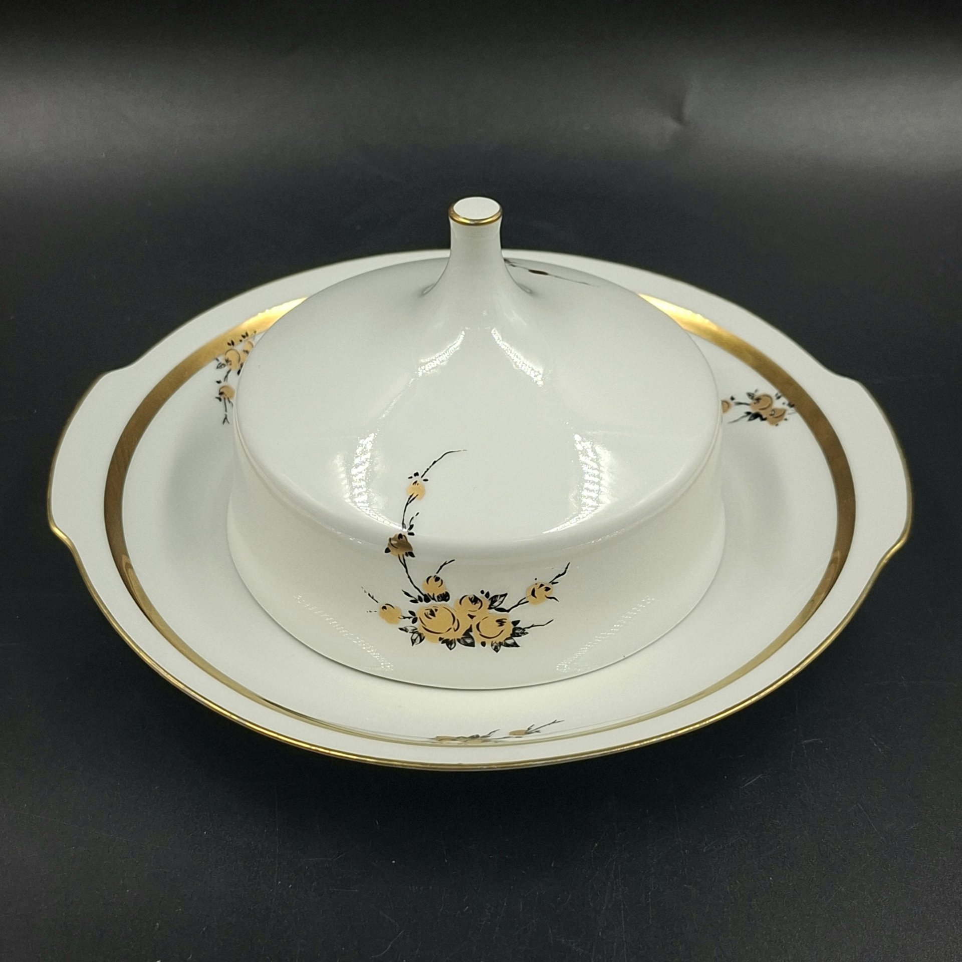 Маслёнка с цветочным декором золотистого цвета, фарфор, деколь, золочение, Graf Von Henneberg Porzellan, 1777 Jlmenau, ГДР, 1973-1977 гг.