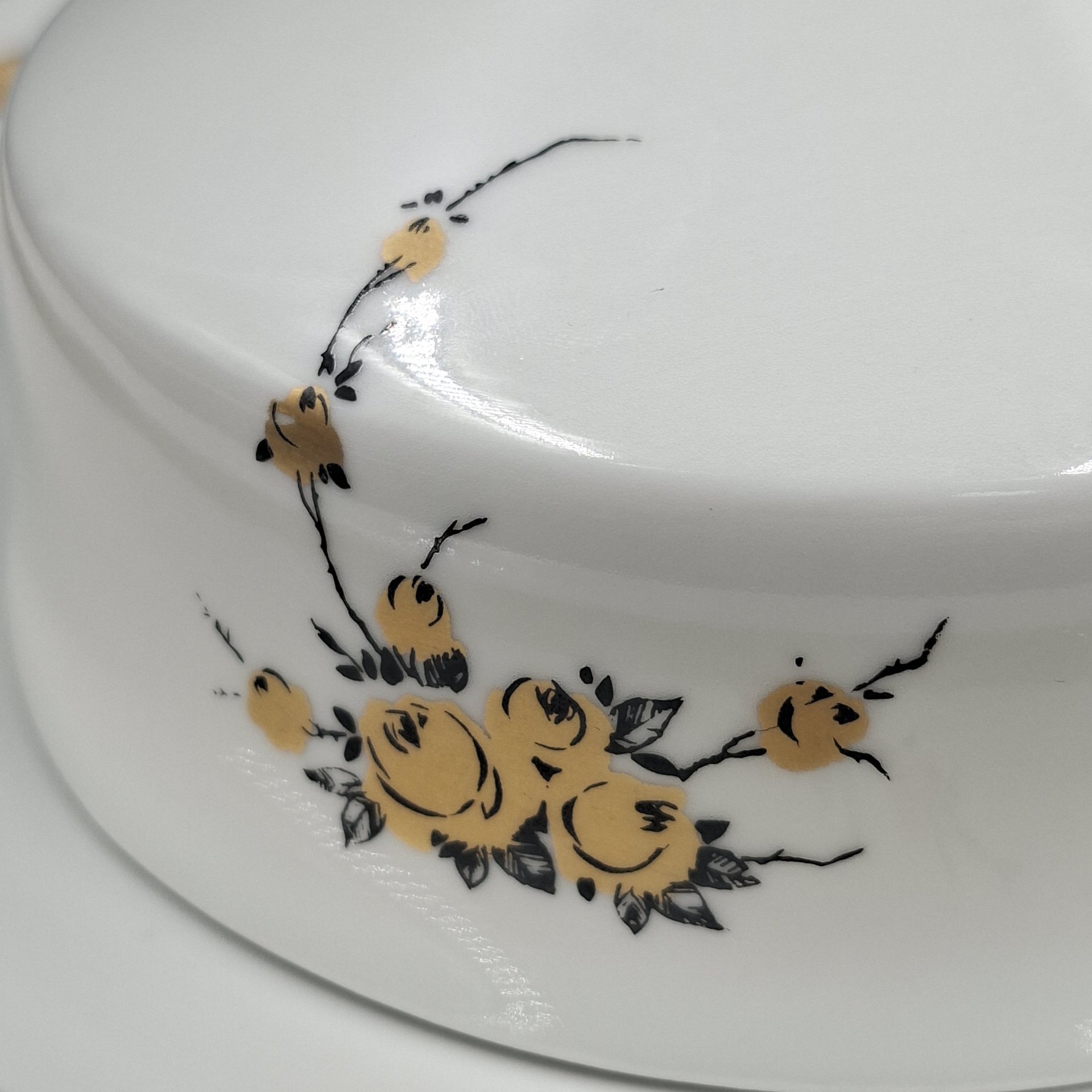 Маслёнка с цветочным декором золотистого цвета, фарфор, деколь, золочение, Graf Von Henneberg Porzellan, 1777 Jlmenau, ГДР, 1973-1977 гг.