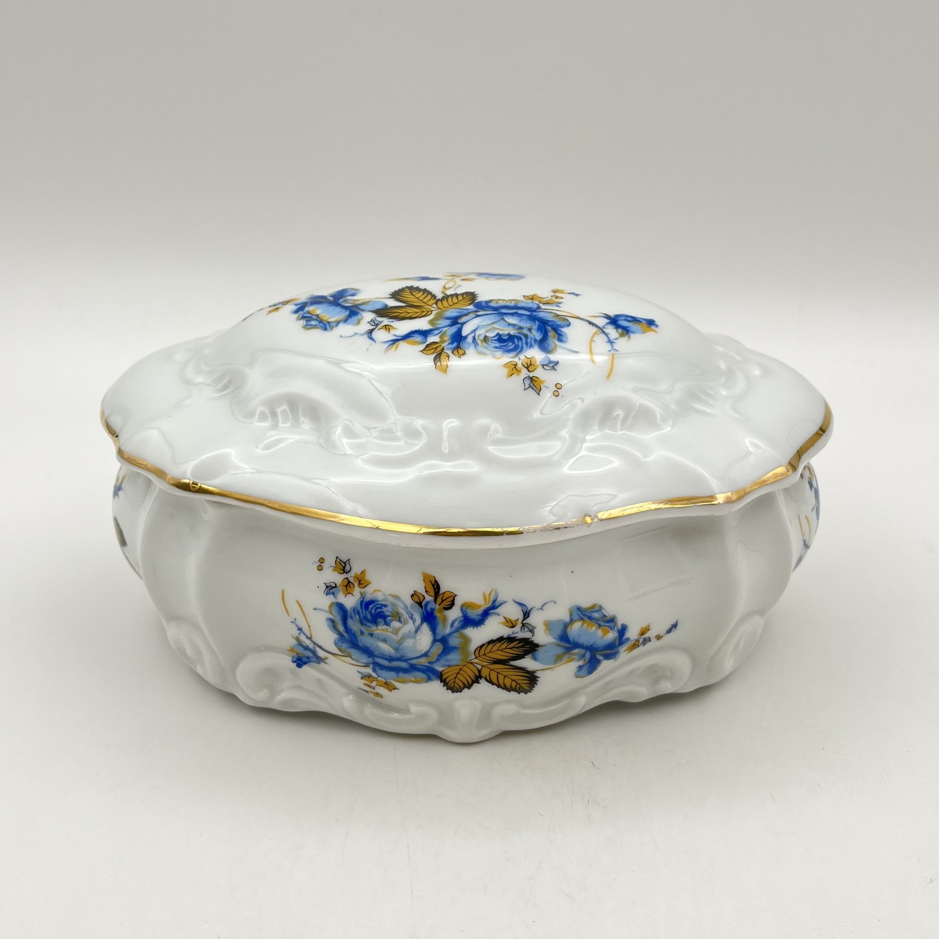 Шкатулка (бонбоньерка) с цветочным узором, Porcelanos Bertos, фарфор, деколь, золочение, Испания, 1970-1990 гг.